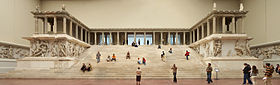File-Berlin_-_Pergamonmuseum_-_Altar_01